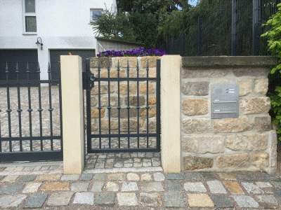 Tür zwischen Sandsteinmauer